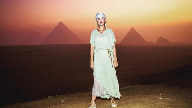 Katy Perry luce imponente vestido ante las pirámides de Egipto