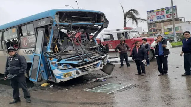 El bus de la empresa Nuevo Perú S. A. habría intentado ganar el paso al tráiler con que se chocó