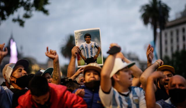 Miles de argentinos están apostados en los exteriores de la Casa Rosada, en espera de ingresar para despedirse de Maradona. Foto: EFE