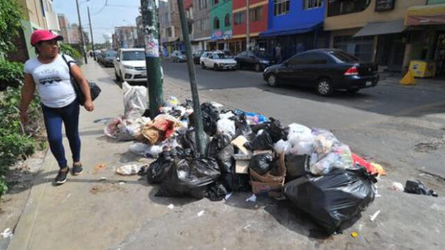 Surco: Vecinos denuncian la falta de recojo de basura y provocan daño a la salud.