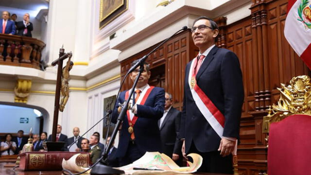 Martín Vizcarra juró es tarde como nuevo presidente de la República