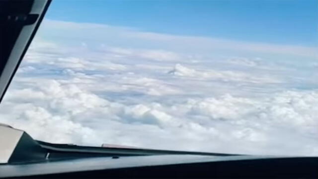 Desliza para descubrir el extraño objeto que un piloto encontró en uno de sus vuelos. Foto: Captura.