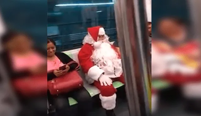 En Facebook, un peruano vestido de Papa Noel fue captado dentro del Metro de Lima y llamó la atención de los usuarios.