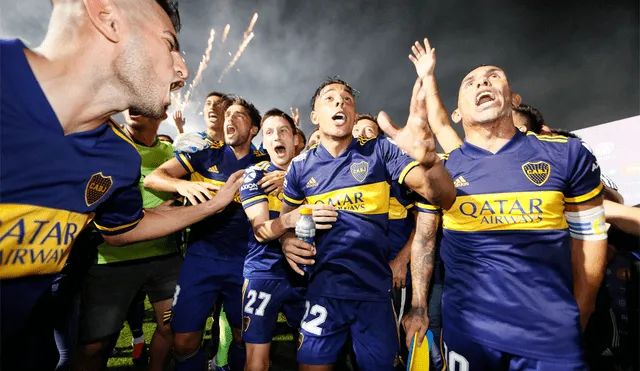 Carlos Zambrano celebrando con sus compañeros de Boca Juniors el título de la Superliga Argentina 2019-2020. | Foto: @BocaJrsOficial