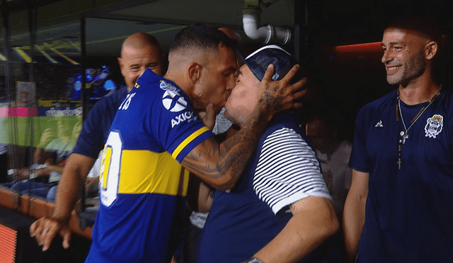 Diego Maradona y Carlos Tévez se saludaron con un efusivo beso en la previa del Boca Juniors vs. Gimnasia. Foto: Fox Sports 2.