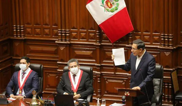 Martín Vizcarra muestra cartas notariales de Karem Roca desmintiendo sus dichos. Foto: Presidencia.