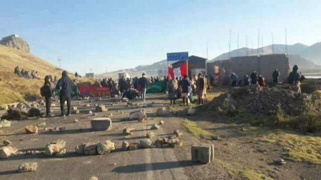 En Puno manifestantes bloquean vía que une Juliaca - Cusco
