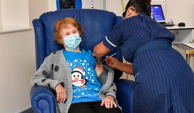 Margaret Keenan cumple 91 años la próxima semana y recibirá la segunda dosis de la vacuna dentro de 21 días. Foto: EFE