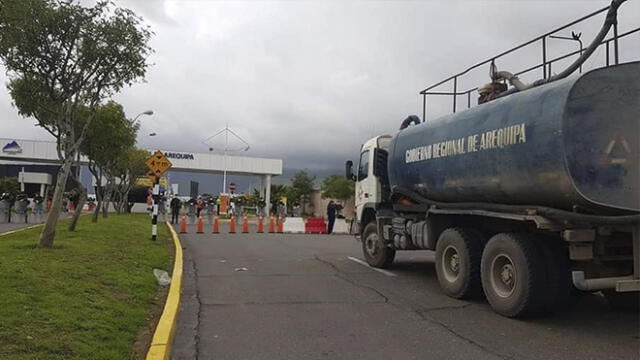 A peruanos les impidieron salir del aeropuerto en Arequipa bloqueando la salida.