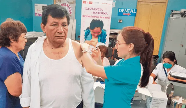 Vacunan gratis a adultos mayores contra la neumonía en centros de salud de Trujillo y Piura.