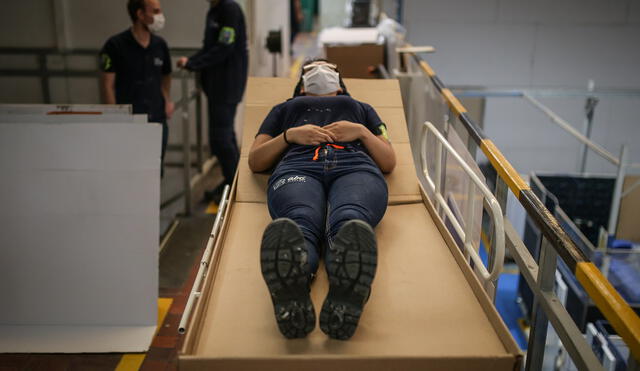 La cama ataúd permite almacenar los cadáveres sin ser manipulados por los médicos. Foto: Twitter.