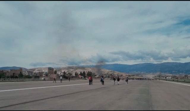 En el octavo día seguido de manifestaciones, vándalos ingresaron al aeropuerto de Ayacucho. Foto: La República