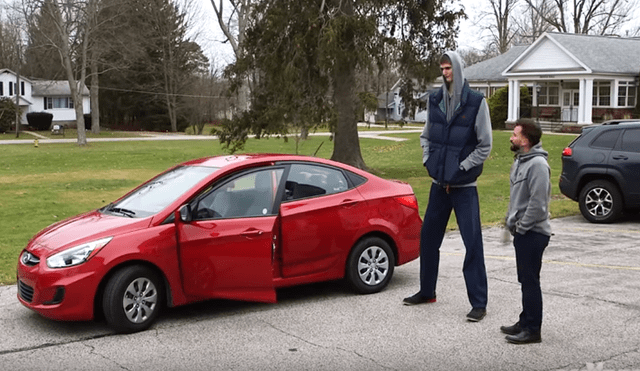 En YouTube: Hombre mide 2.13 metros y así sufre para entrar a un auto