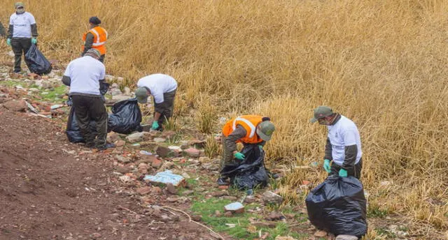 Se recogió envases de tecnopor, bolsas y botellas de plástico y hasta escombros. Foto: Municipalidad de Puno.