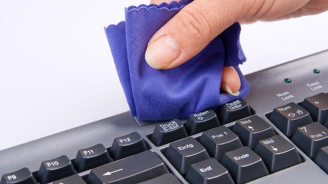 Según Apple, un paño limpio, que no desprenda pelusa, te puede ayudar a desinfectar tu teclado.