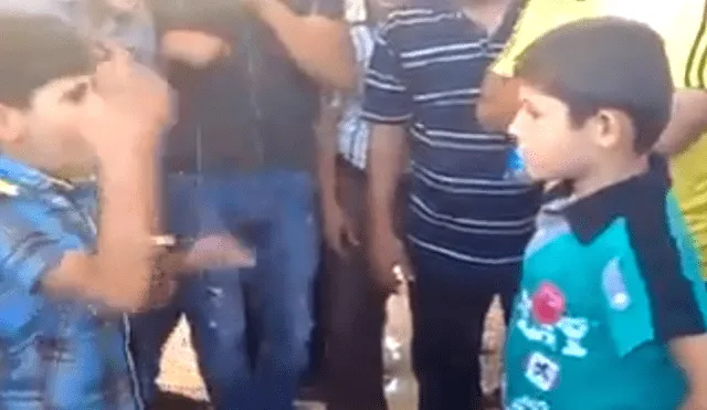 Video es viral en Facebook. Dos niños fanáticos del ‘freestyle’ tuvieron una insólita ‘batalla de gallos’ que está arrasando en las redes sociales. Foto: Captura.