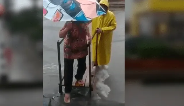 Astuto hombre encontró una particular fuente de ingresos en la terrible situación de calles inundadas por las fuertes lluvias