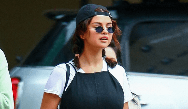 Selena Gomez recreó a la perfección un outfit noventero de Jennifer Aniston