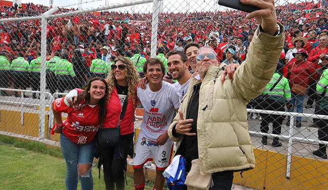 El argentino Romagnoli festejaba así el campeonato y ascenso logrado con Cienciano