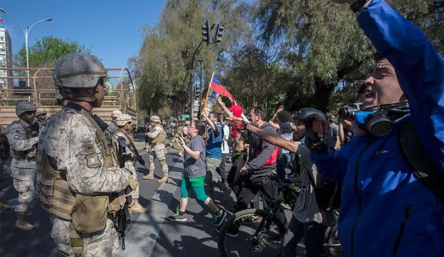 El Ejército de Chile y los manifestantes se enfrentan en las calles. Foto: AFP