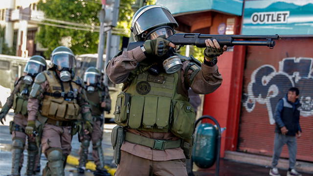 Ejército resguarda las calles chilenas ante desmanes e incendios provocados por manifestantes. Foto: AFP