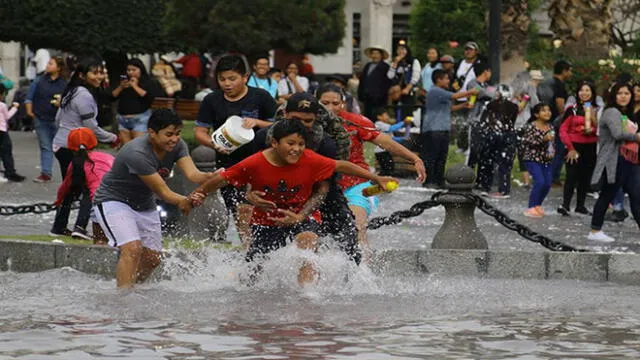 Arequipa: Por carnavales niños y adultos se bañaron en pileta de Plaza de Armas [VIDEO]
