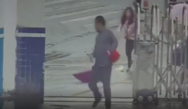 En YouTube, ladrón asalta a mujer, cruza la pista y es víctima del karma [VIDEO]