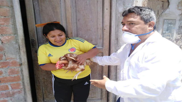 Alberto Fernández se acercó a la zona más vulnerable de la ciudad y repartió huevos y gallinas a los ciudadanos. Fotos: Municipalidad Distrital de Moche