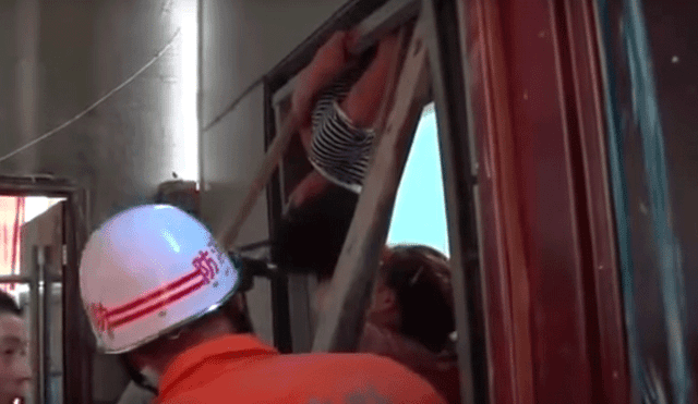 YouTube: Reparaba un ascensor malogrado y un error casi lo “parte en dos” [VIDEO]