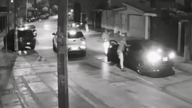 Dos delincuentes provistos de armas de fuego y con capuchas bajaron de camioneta para sacar a la fuerza al dueño de auto. (Foto: Captura de video / Canal N)