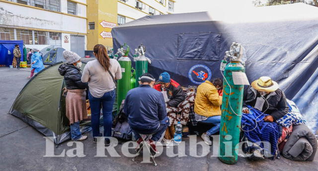 Pacientes con coronavirus son atendidos a la intemperie, en afueras del Hospital Honorio Delgado.