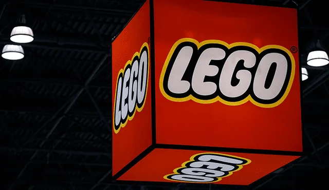 El logotipo de Lego durante la Feria Anual de Juguetes de Nueva York. | Foto: Johannes Eisele / AFP