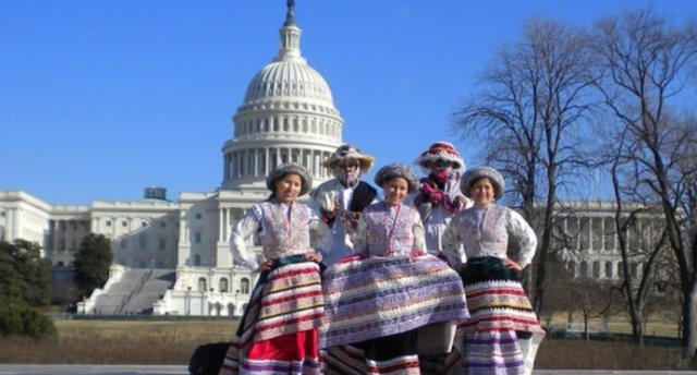 Residentes de Arequipa en Estados Unidos bailaron wititi en pasacalle latino.