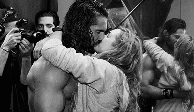Seth Rollins y Becky Lynch confirman romance con apasionado beso [FOTOS]