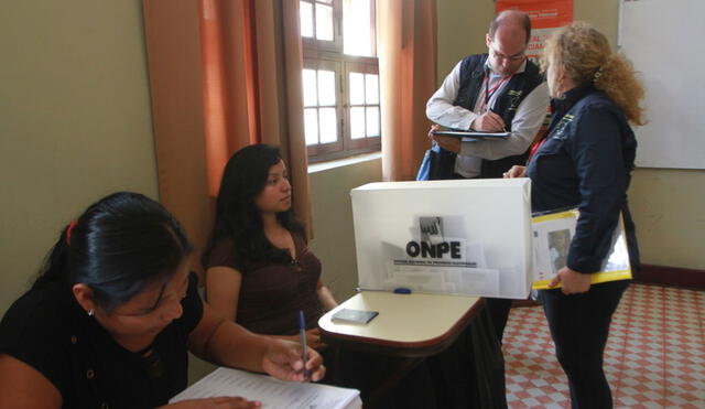 Millones de peruanos asisten a emitir su voto en las elecciones congresales 2020.