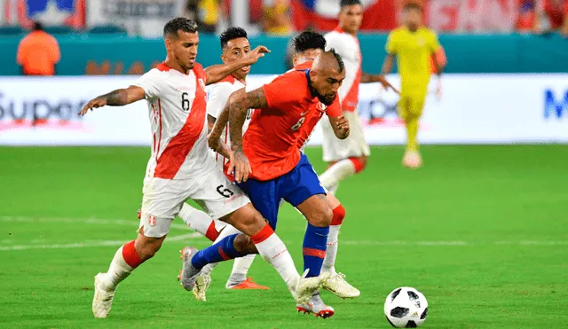 Miguel Trauco recordó en su cuenta de Instagram la 'huacha' le que le hizo a Arturo Vidal en la Copa América 2019. | Foto: AFP