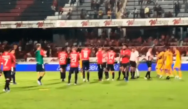 Los jugadores del Tiburones de Veracruz le reprocharon al final del partido la falta de apoyo a los Tigres de la UANL con aplausos y sin tenderles la mano de despedida.
