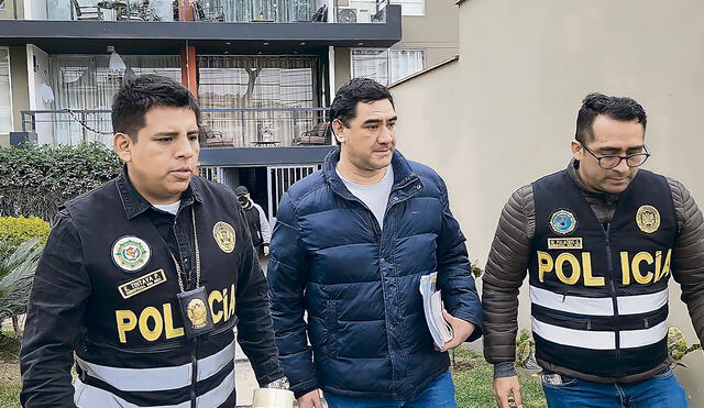 El más alto cargo de la Aduana del Callao implicado en el caso, Freddy Aguilar Anaya, es llevado detenido por agentes policiales. Foto: Deysi Portugal/URPI-GLR