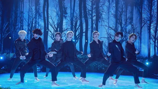 BTS durante su primera performance de Black Swan.