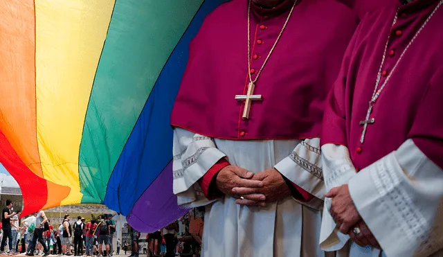“Hay sacerdotes homófobos gay, que descargan fuera el conflicto que llevan dentro”, denuncian en una carta 50 curas. Foto: composición LR/AFP