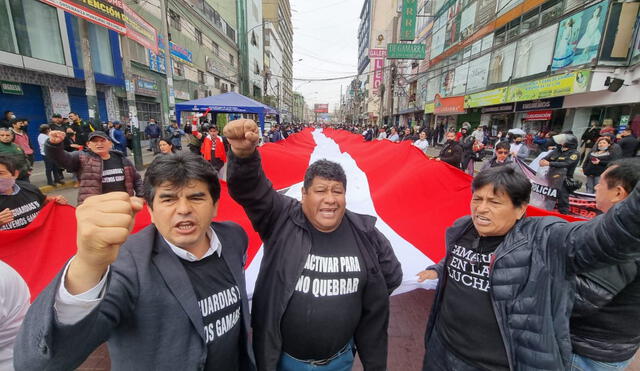 Mypes de Gamarra se dirigen hacia Palacio de Gobierno exigiendo créditos con tasas más cómodas y salvaguardias a la ropa china.Foto: URPI/LR