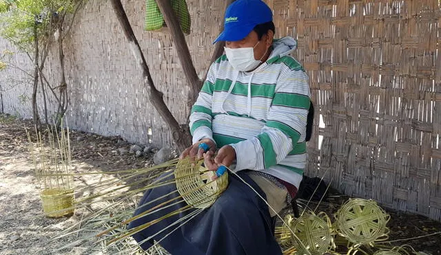 Artesano se instaló en un pequeño puesto frente al óvalo Callao Foto: Liz Ferrer/ Tacna