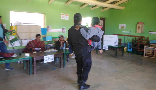 Este noble accionar fue fotografiado por los electores que se encontraban dentro de las aulas. Foto: Rosa Quincho/URPI-LR
