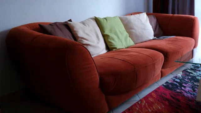 Encontró 43 000 dólares dentro del sofá usado que compró y los regresó a su dueño original 