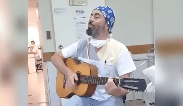 Enfermero canta a pacientes para aliviarles el dolor. Foto: Captura