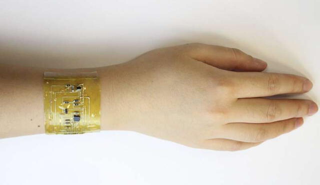 La piel electrónica en la muñeca de una persona. Es un poco más gruesa que una curita | Foto: Chuanqian Shi