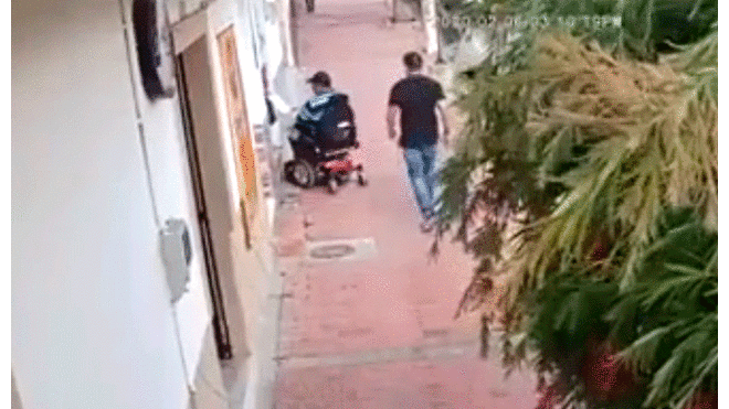 Delincuente asalta a hombre con discapacidad y casi lo arroja de su silla de ruedas [VIDEO]