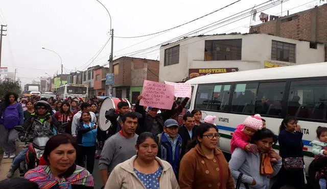 Ate: vecinos bloquean carretera Central para exigir el cumplimiento de obras [FOTOS]