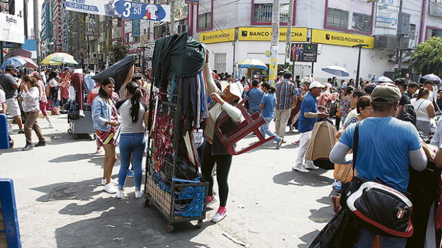 Ambulantes se mantienen en las calles del centro comercial de Gamarra