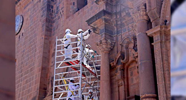 Expertos y estudiantes limpian fachada de la Basílica Catedral de Cusco